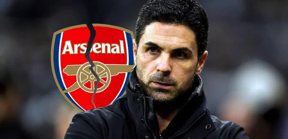 Entrenador de Arsenal frente al logo del club