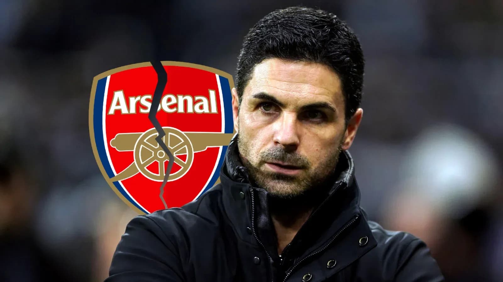 Entrenador de Arsenal frente al logo del club
