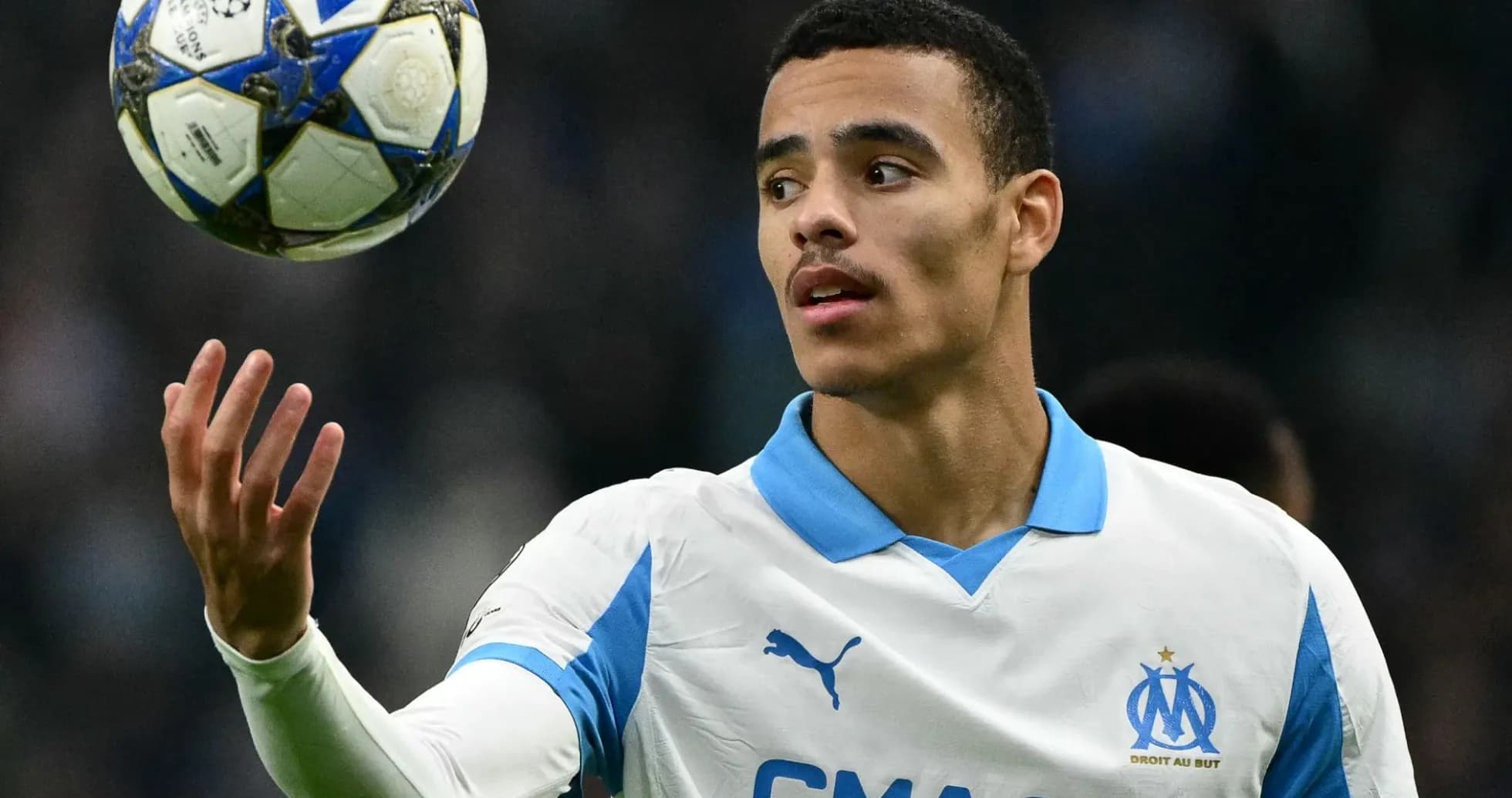 Jugador del Olympique de Marsella controlando un balón