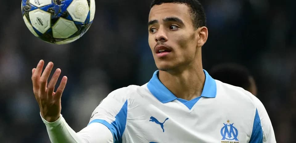 Jugador del Olympique de Marsella controlando un balón