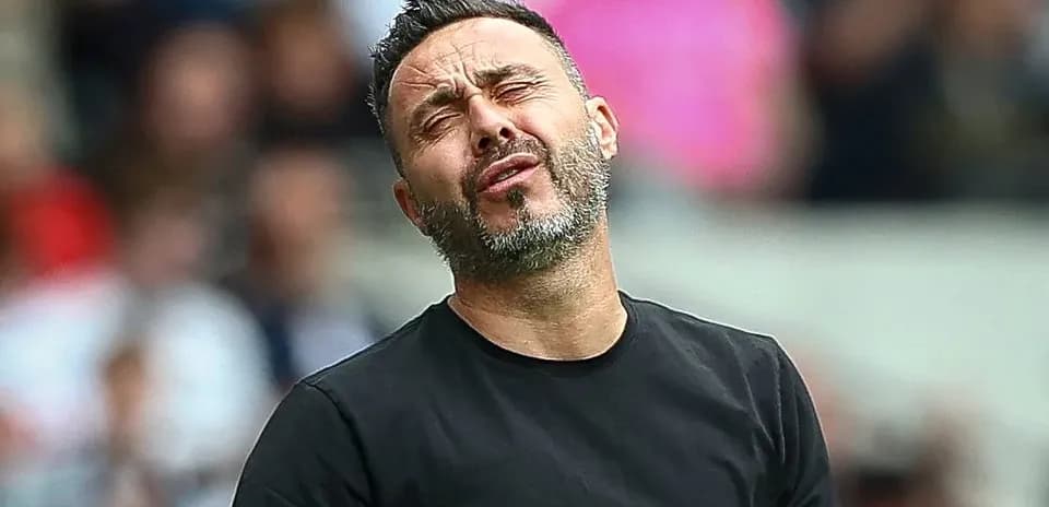 Entrenador mostrando frustración en el campo de juego