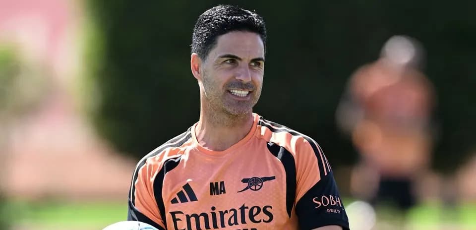 Entrenador sosteniendo un balón durante sesión de entrenamiento