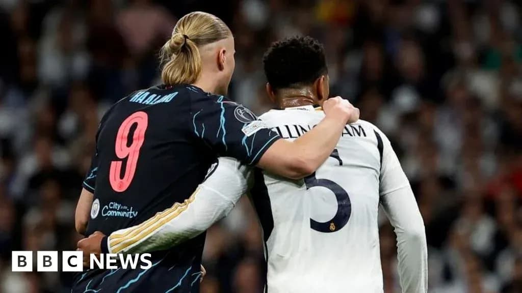 Haaland y un rival abrazándose durante el partido
