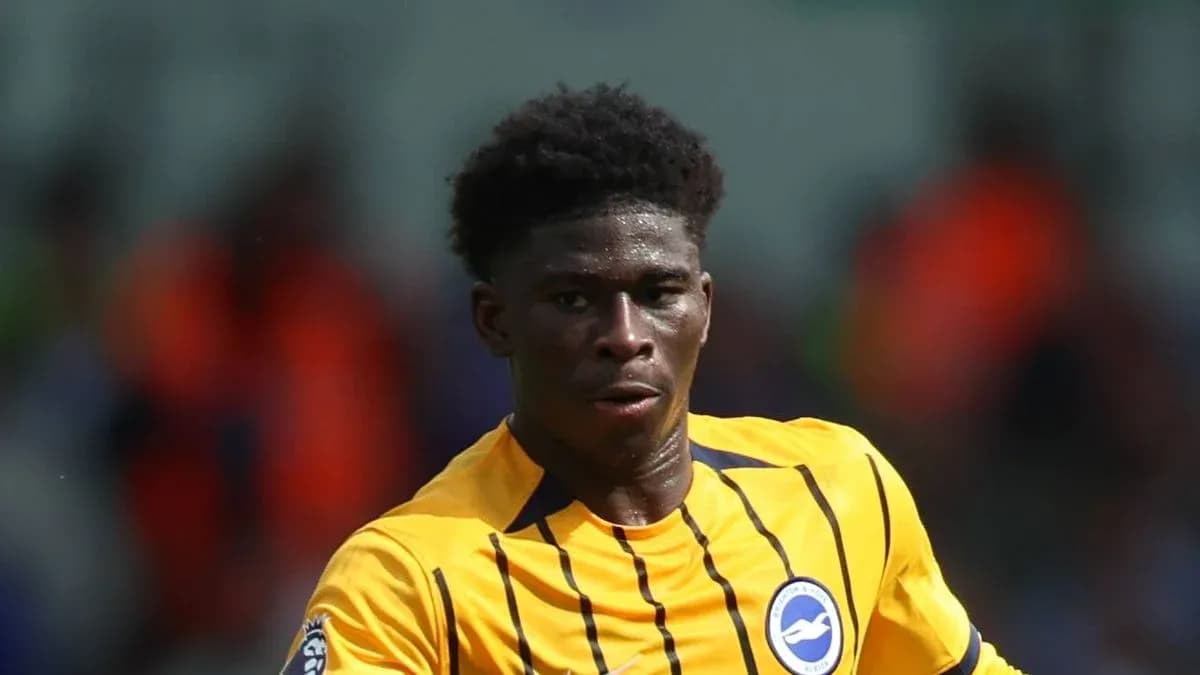 Jugador corriendo en uniforme de Brighton & Hove Albion