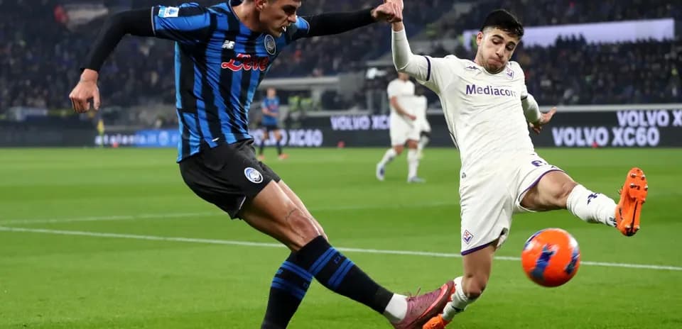 Jugador de Atalanta disputa el balón con Fiorentina