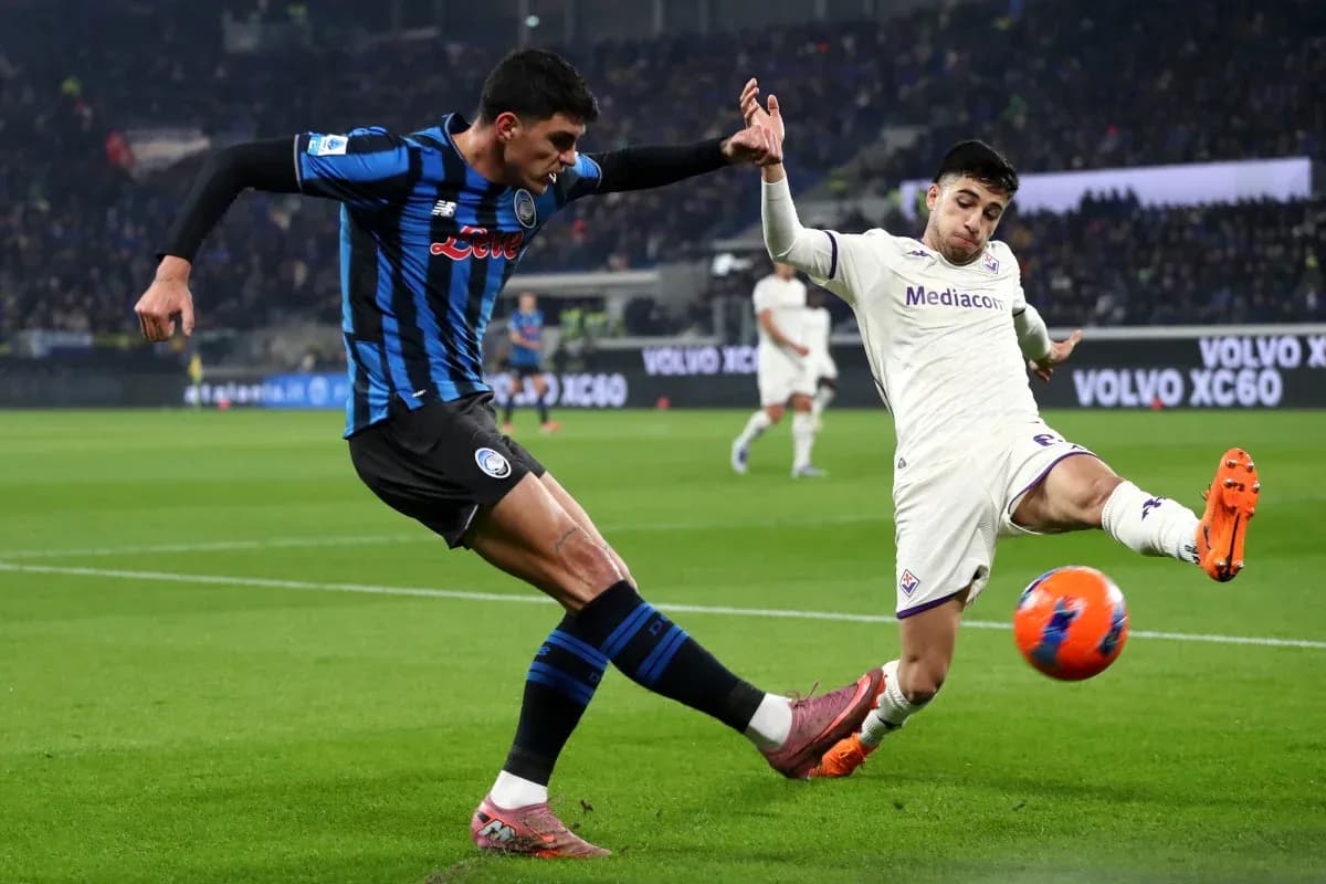 Jugador de Atalanta disputa el balón con Fiorentina