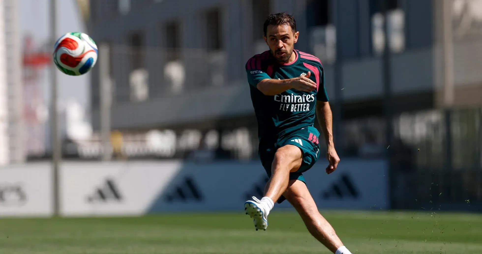Jugador chutando un balón durante entrenamiento