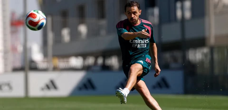 Jugador chutando un balón durante entrenamiento