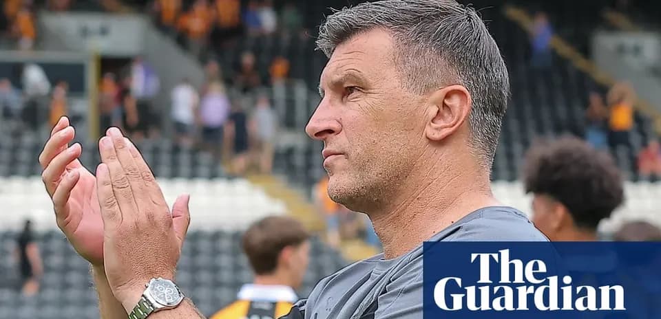 Entrenador aplaudiendo en el estadio después del partido