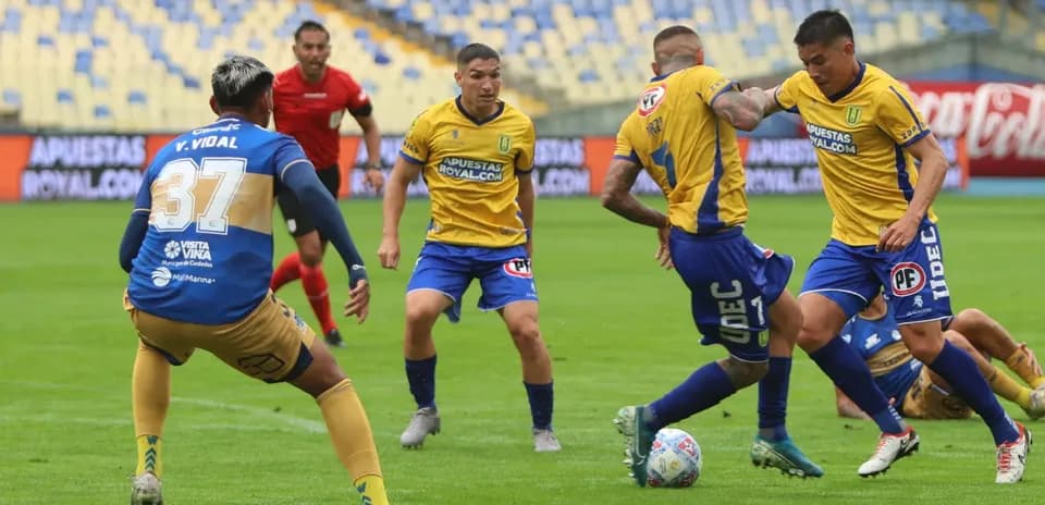 Acción de juego entre Universidad de Concepción y Everton
