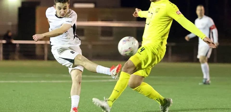 Jugador disparando a puerta en un partido de fútbol