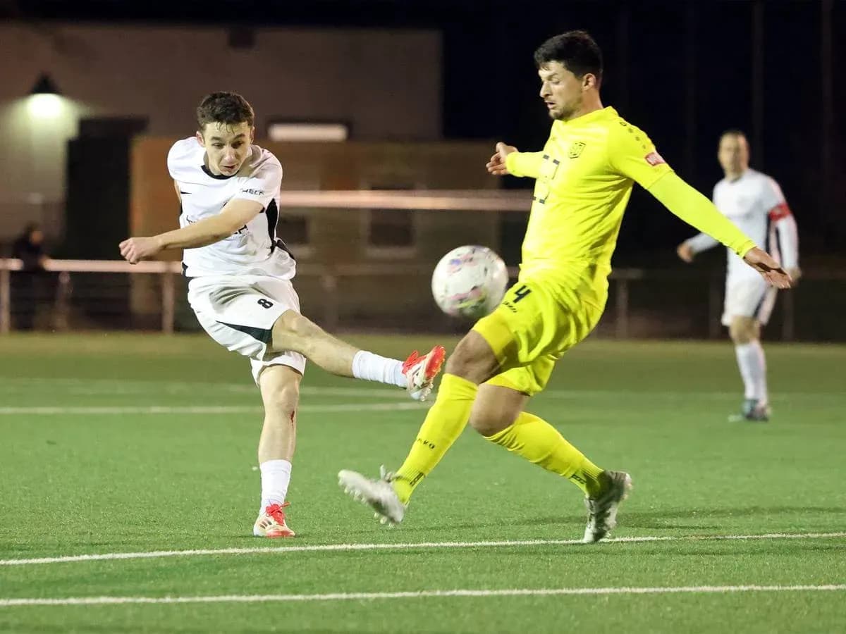 Jugador disparando a puerta en un partido de fútbol