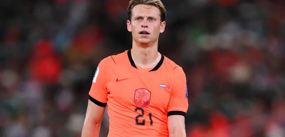 Jugador con camiseta naranja durante un partido
