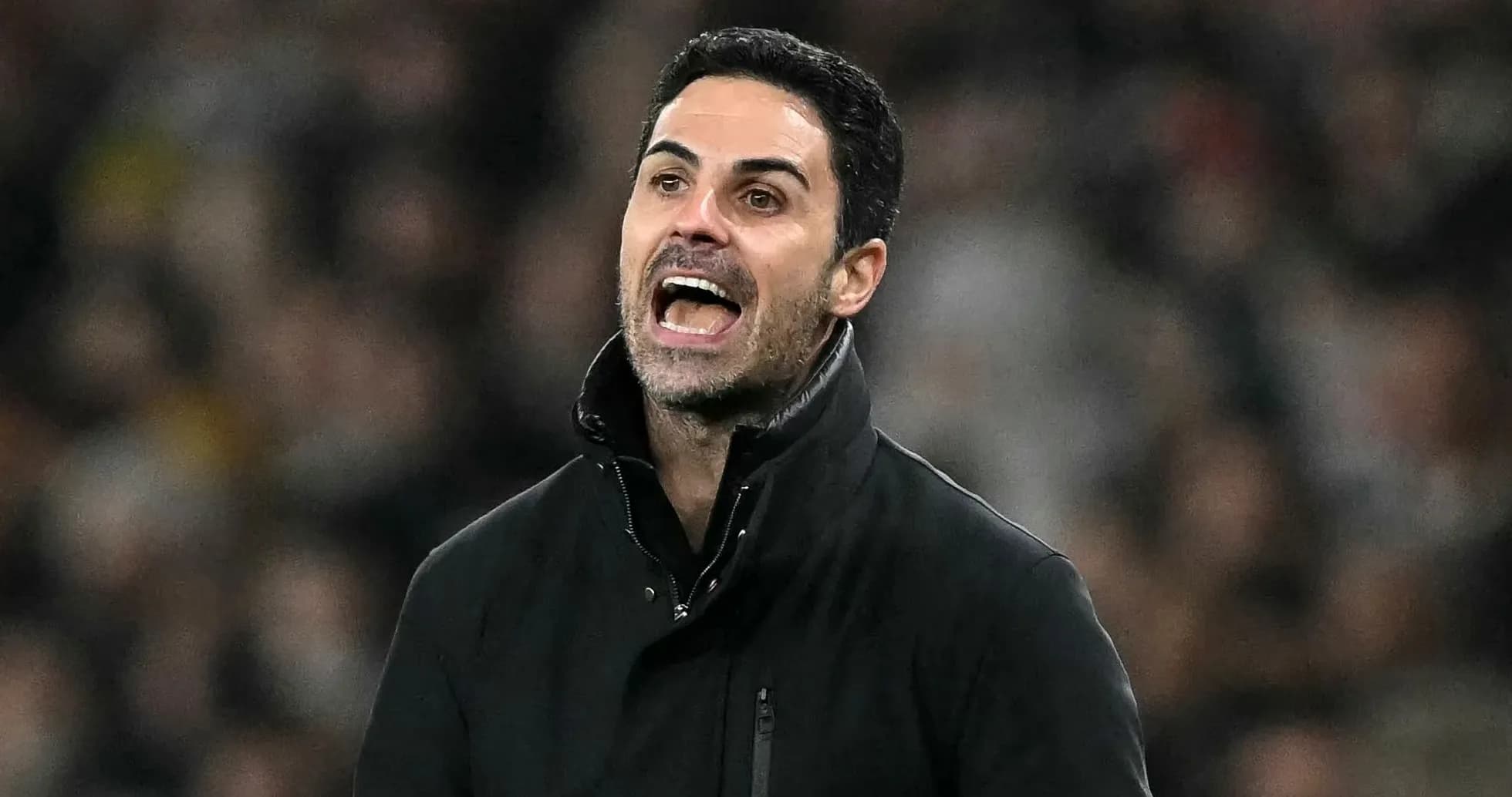 Entrenador dirigiendo desde la línea de banda