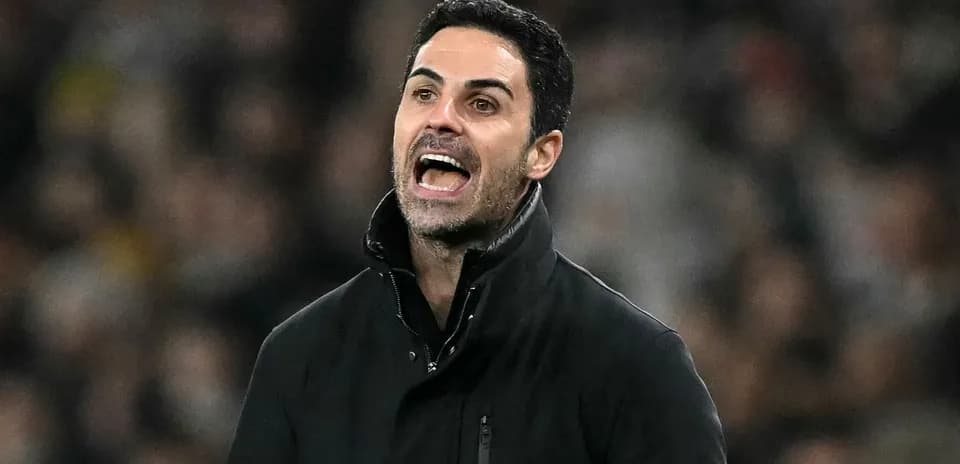 Entrenador dirigiendo desde la línea de banda