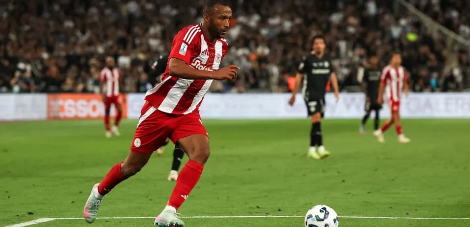 Jugador corriendo con el balón en el campo