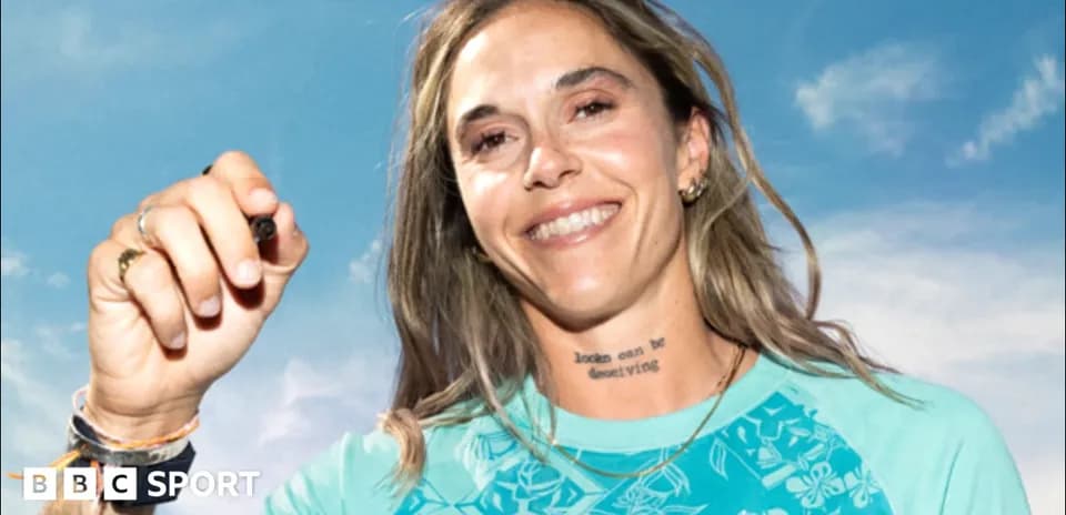 Atleta sonriendo con un bolígrafo en la mano