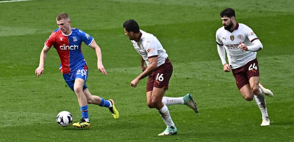 Jugador de Crystal Palace driblando entre dos rivales