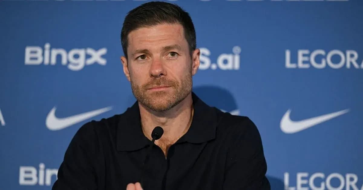 Entrenador en conferencia de prensa con micrófono