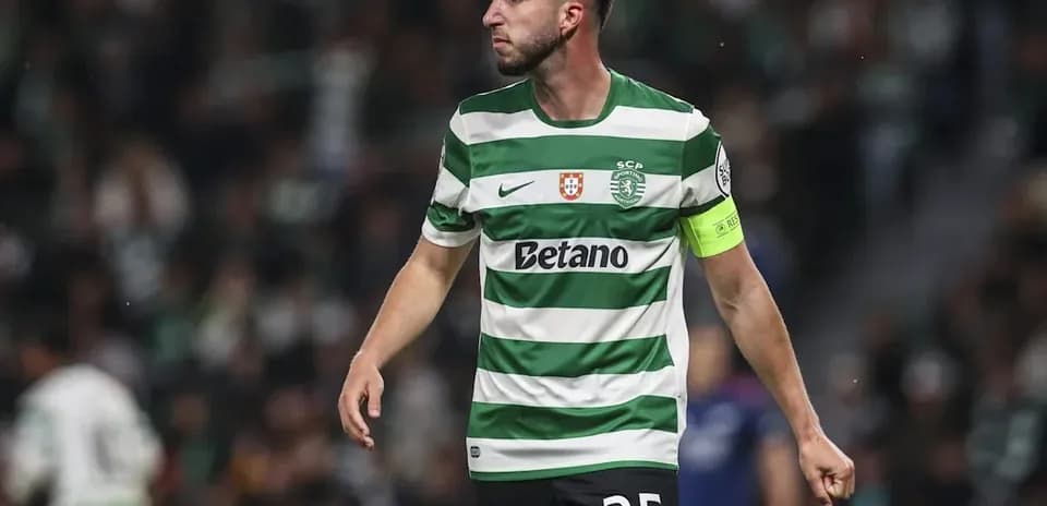 Jugador de Sporting CP con camiseta a rayas verdes y blancas