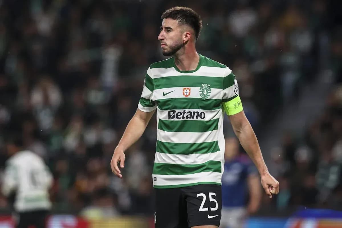 Jugador de Sporting CP con camiseta a rayas verdes y blancas