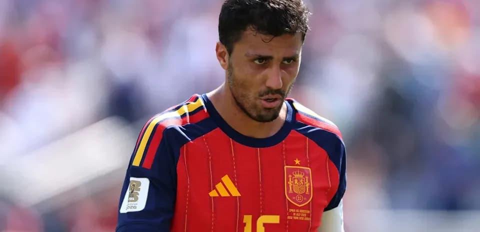 Jugador de España con camiseta roja en el campo