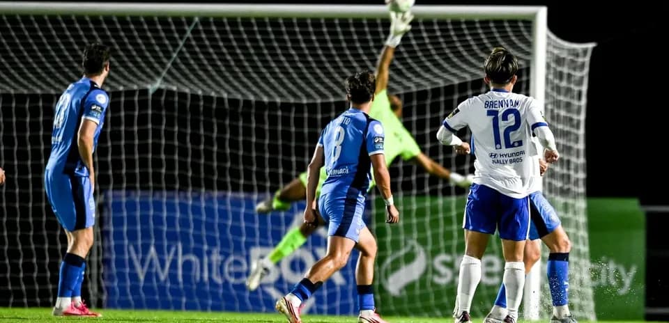 Portero deteniendo un tiro en el partido de fútbol