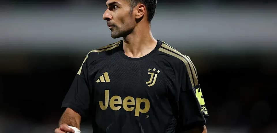 Jugador de Juventus en uniforme negro durante partido
