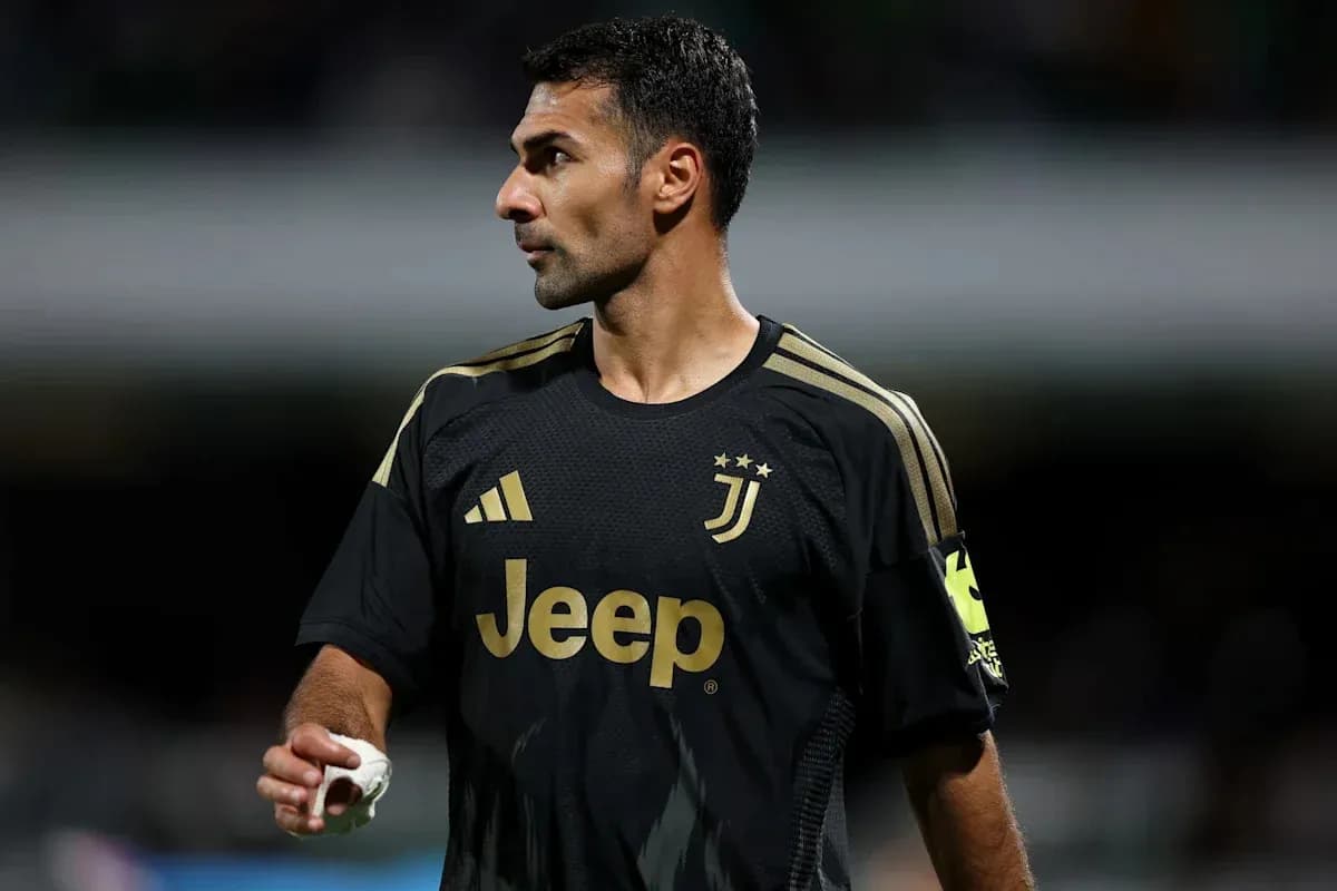 Jugador de Juventus en uniforme negro durante partido