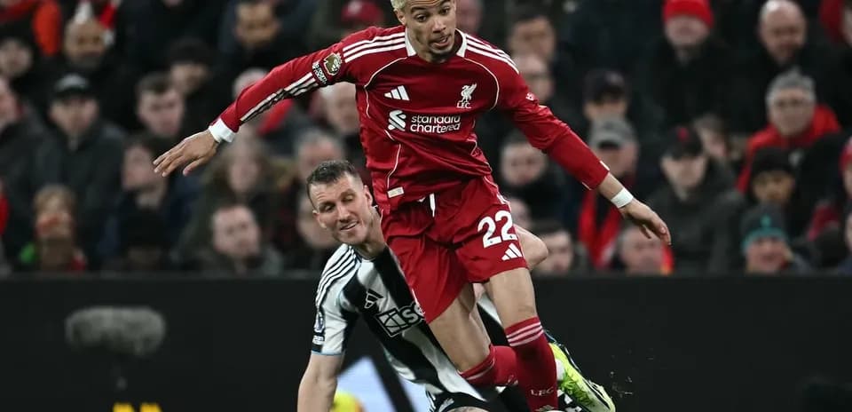 Jugador de Liverpool derribando a oponente de Newcastle