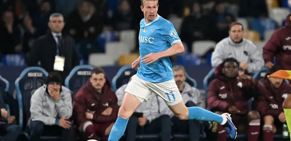 Jugador de Napoli corriendo con el balón en el campo
