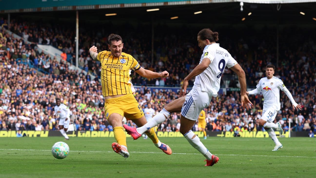 Jugador de Brighton desafiando a un jugador de Leeds