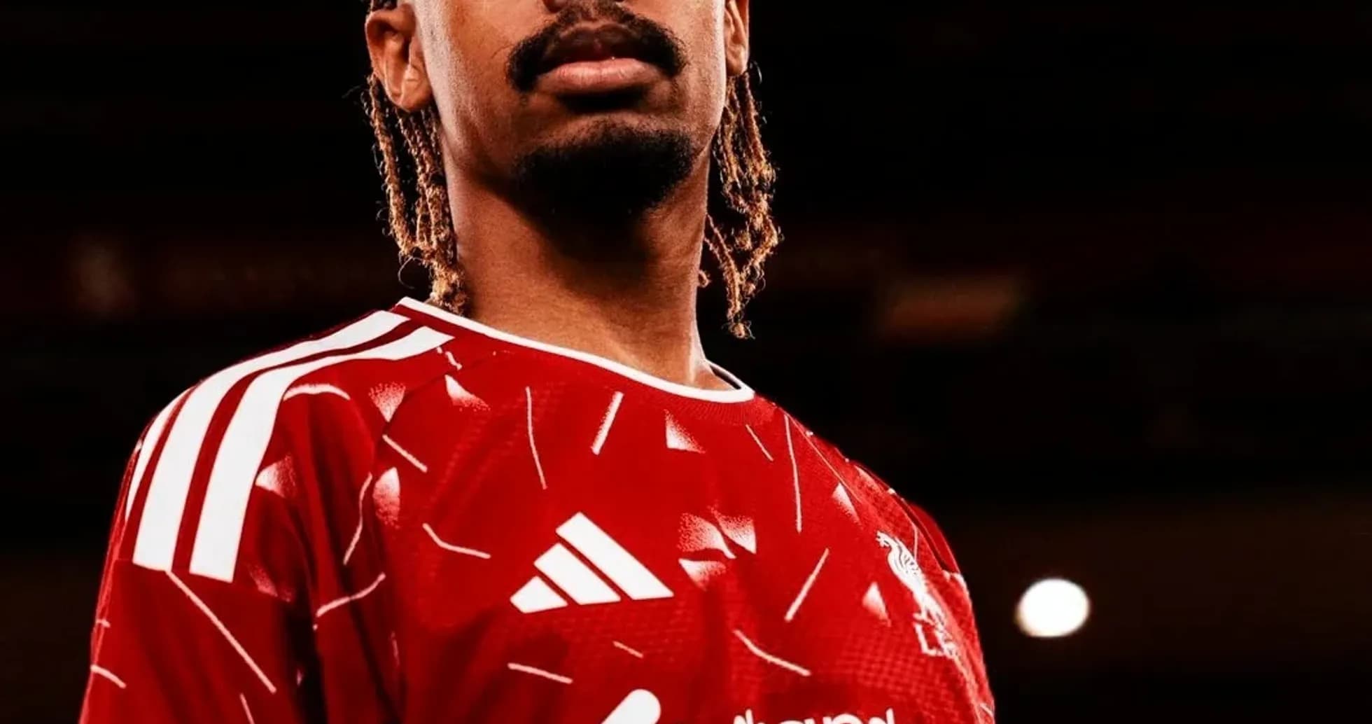 Jugador con camiseta roja de Liverpool posando
