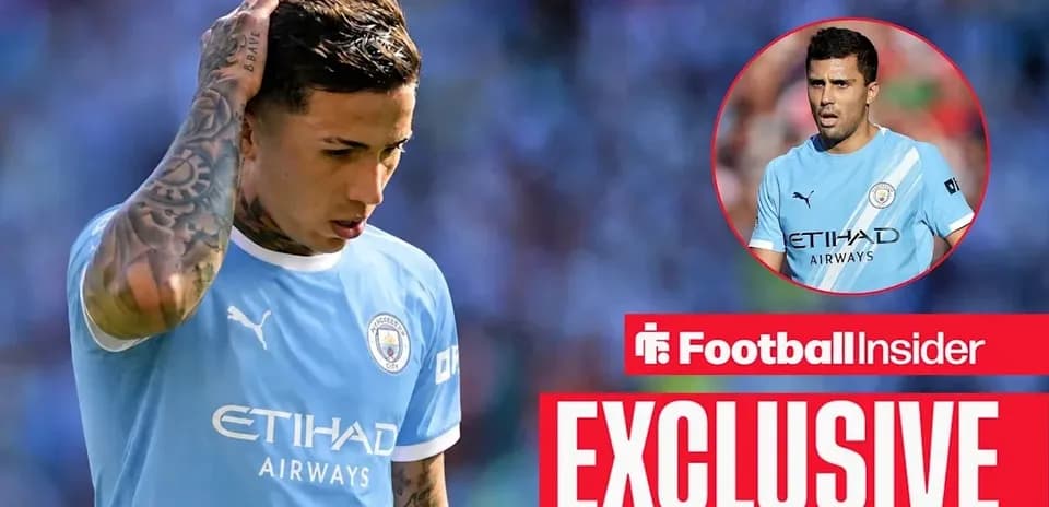Jugador de Manchester City con camiseta azul en acción