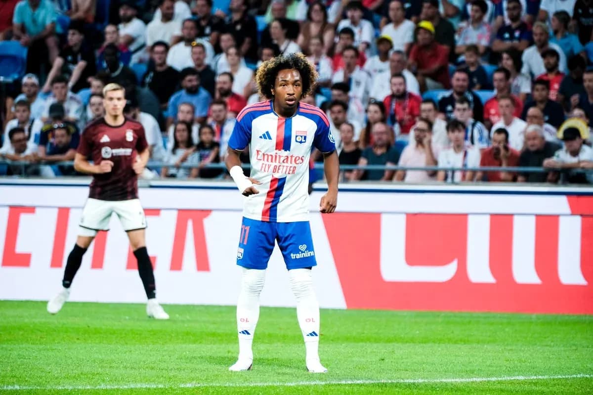 Jugador de Lyon en acción durante un partido