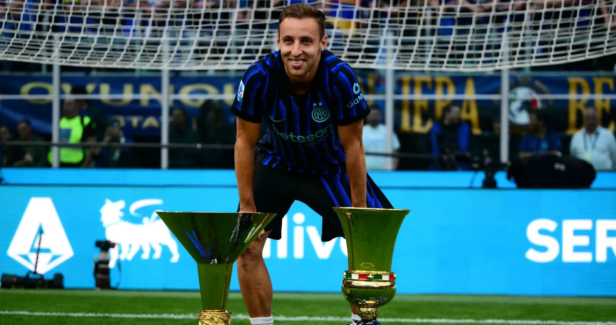 Jugador de Inter de Milán con trofeos en el campo