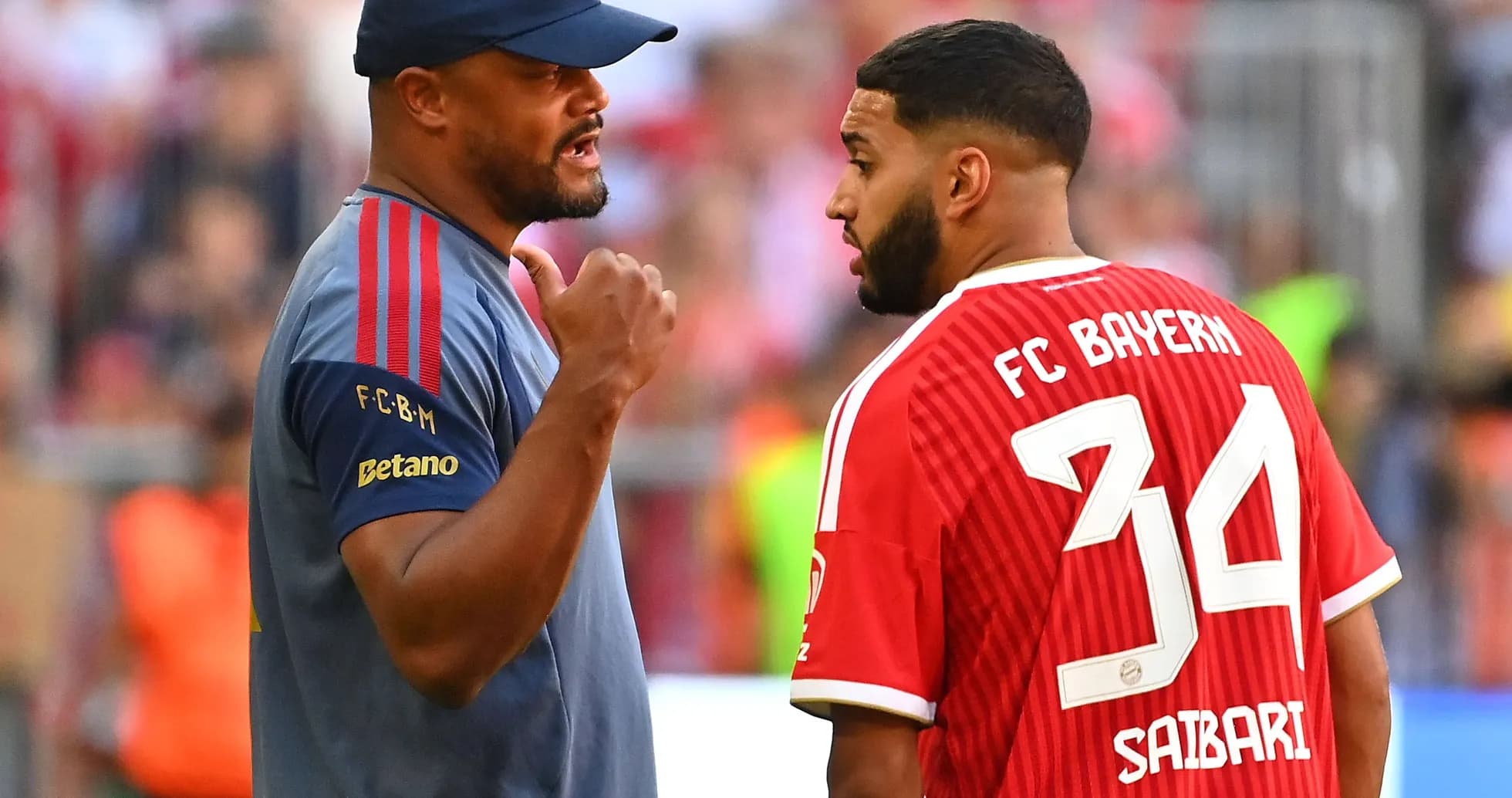 Entrenador hablando con jugador del FC Bayern