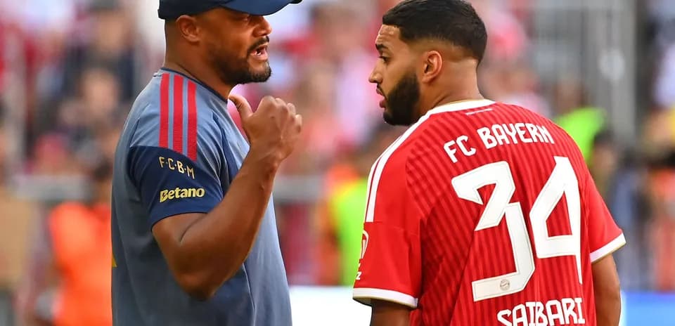 Entrenador hablando con jugador del FC Bayern