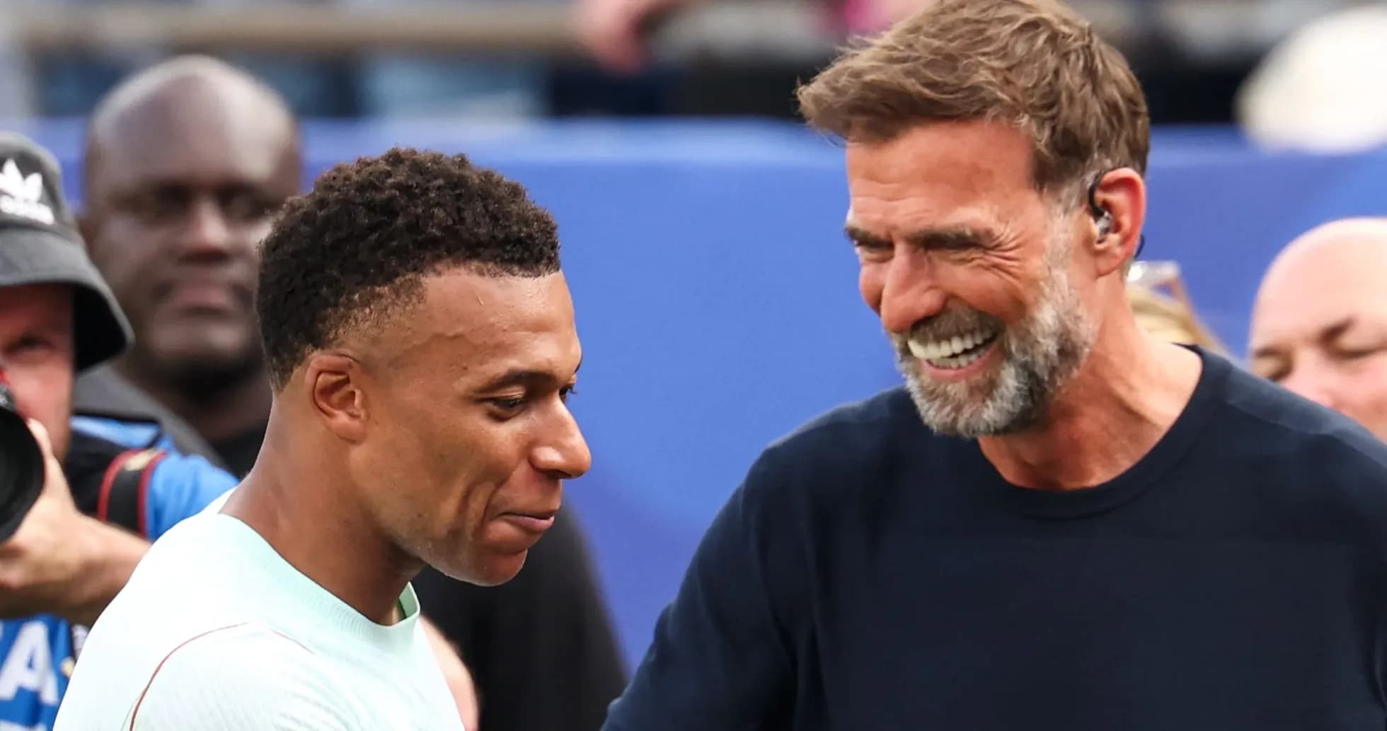 Kylian Mbappé y Jürgen Klopp sonriendo juntos