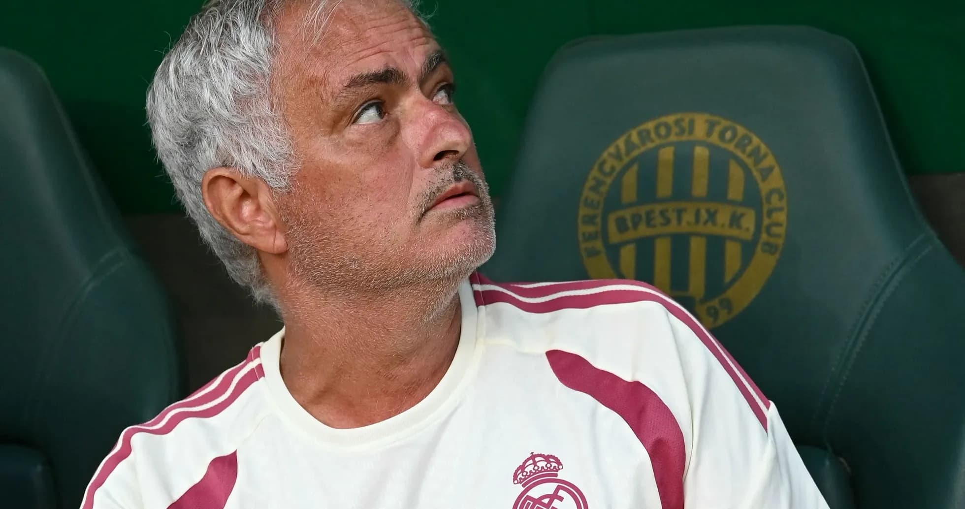 Entrenador observando desde el banquillo durante partido