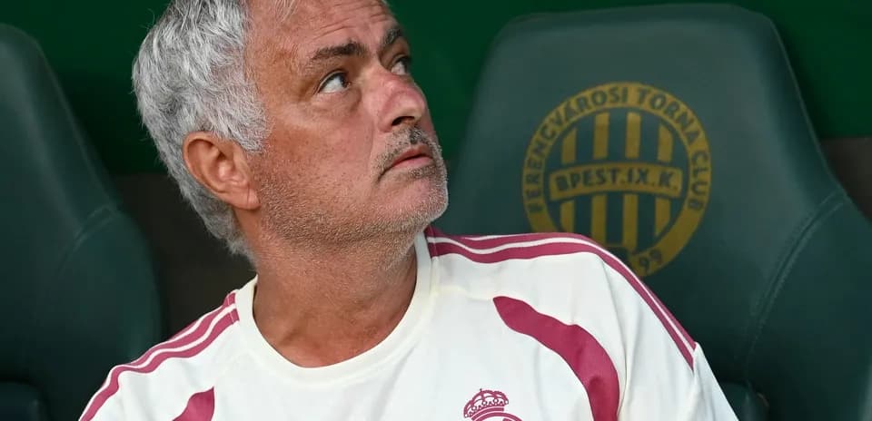 Entrenador observando desde el banquillo durante partido