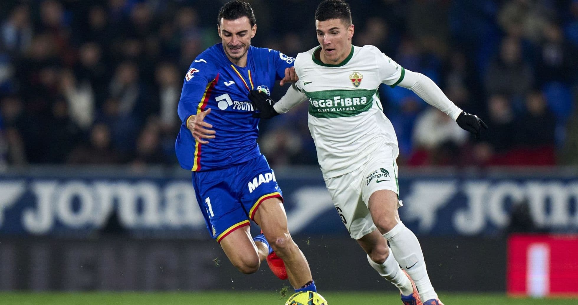 Jugadores de Elche y Getafe disputando el balón