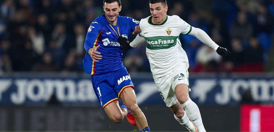 Jugadores de Elche y Getafe disputando el balón