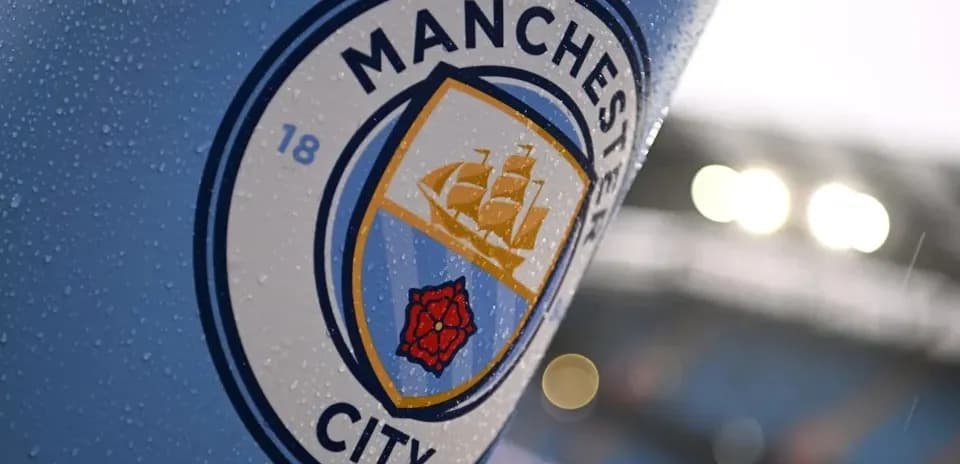 Logo de Manchester City en fondo de lluvia