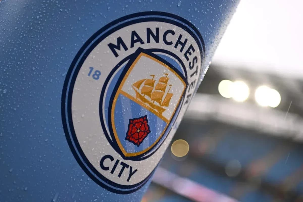 Logo de Manchester City en fondo de lluvia