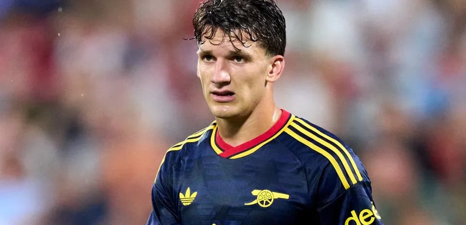 Jugador de Arsenal en partido, con camiseta oscura