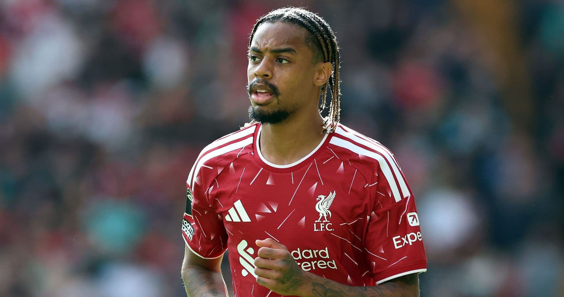 Jugador de Liverpool en el campo durante el partido