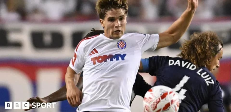 Jugador cae tras choque con David Luiz durante partido