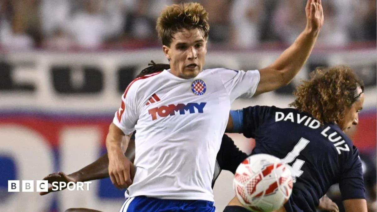 Jugador cae tras choque con David Luiz durante partido
