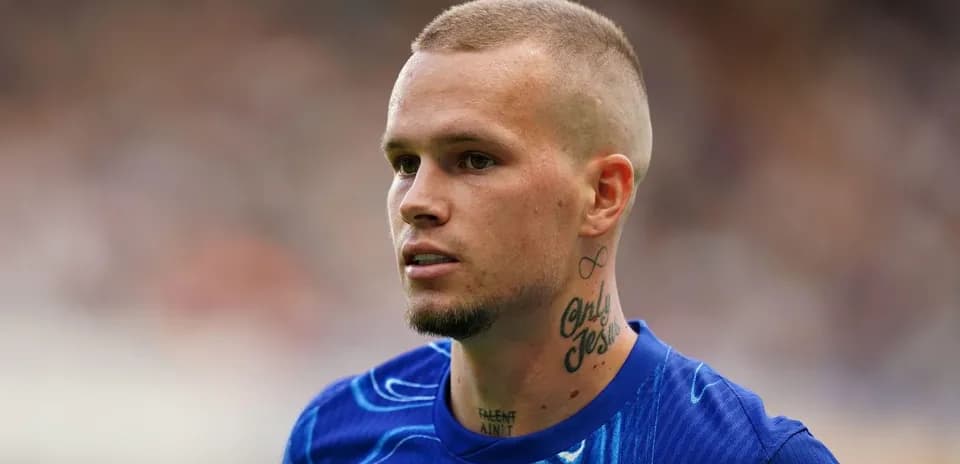 Jugador con camiseta azul mirando hacia adelante